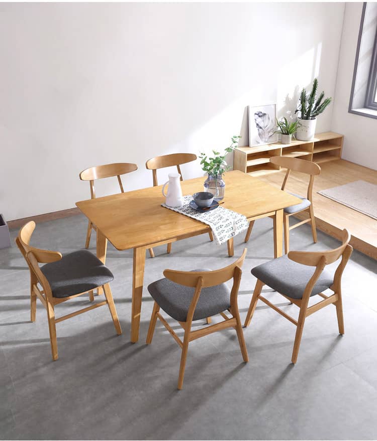 木の色のテーブル椅子セット