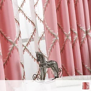 リーフで組み合わせた菱形が大胆に糸刺繍を施したドレープカーテン