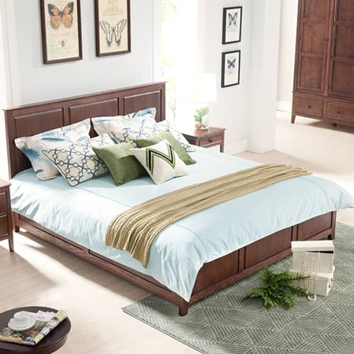 すっきりと部屋を広く見せ、洗練されたシンプルデザインのベッド