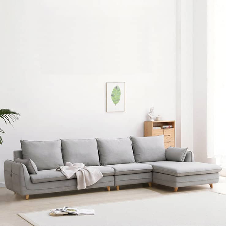 シンプルなデザインで、温かみのある雰囲気を演出するソファ